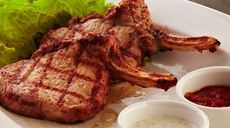 На новом бизнес-ланче в «Хибаре» можно поесть свиной антрекот и салат с черносливом. Рестораны Омска